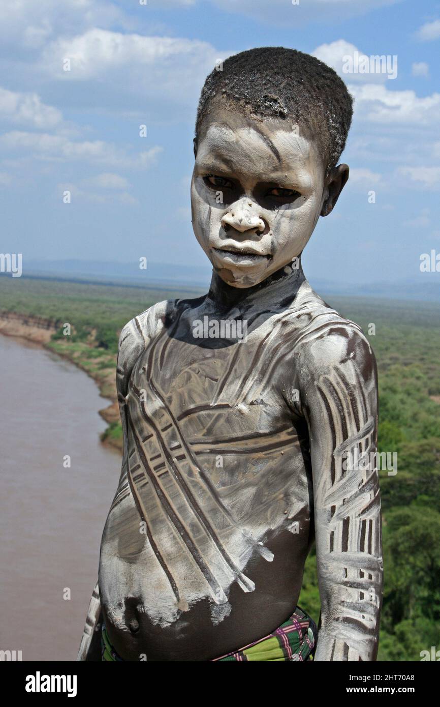 Karo Tribe Boy, Valle del fiume Omo Etiopia Foto Stock