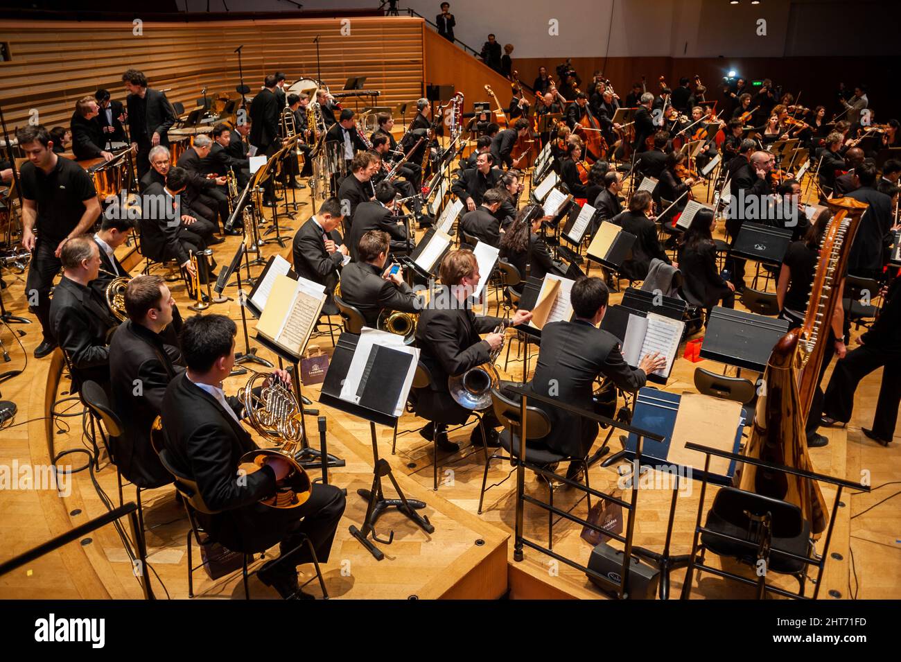 Parigi, Francia, High Angle, primo concerto di musicisti nordcoreani e sudcoreani a Salle Pleyel, con Chung Myung-Whun, direttore Foto Stock