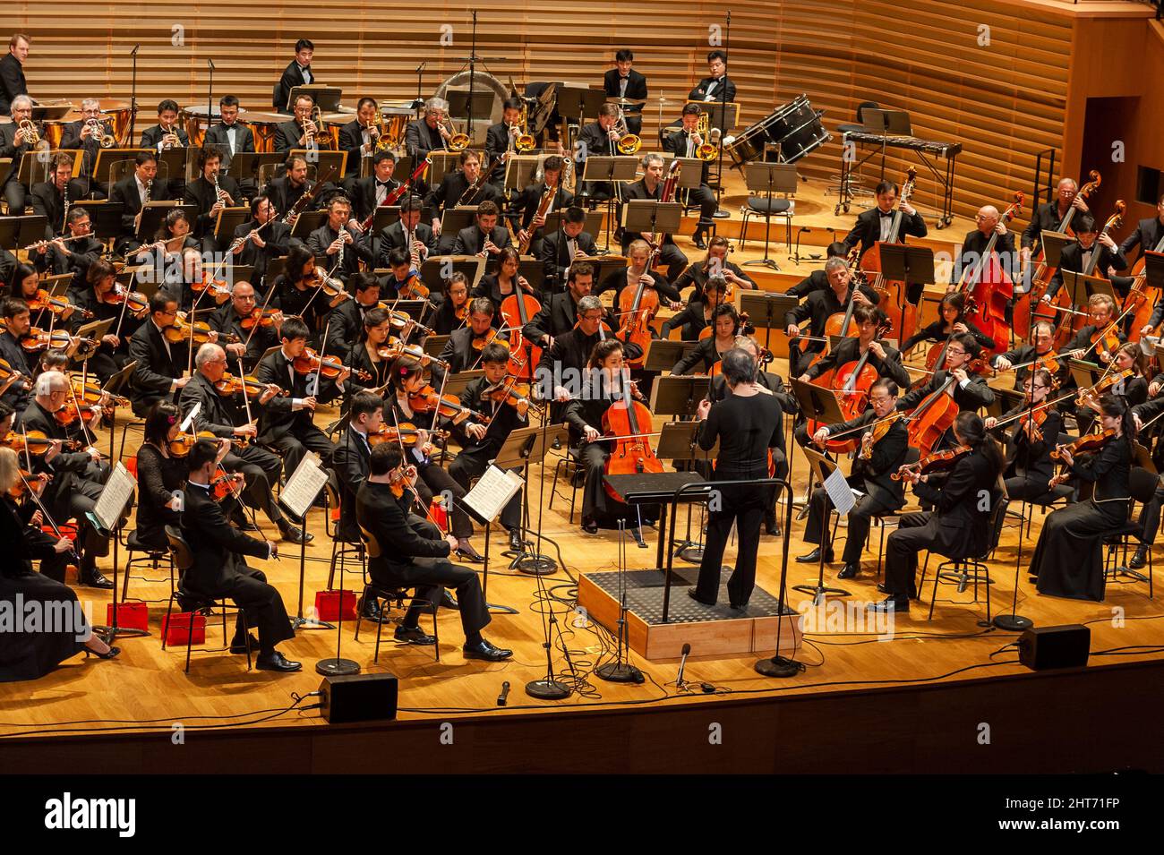 Parigi, Francia, High Angle, primo concerto di musicisti nordcoreani e sudcoreani a Salle Pleyel, con Chung Myung-Whun, direttore Foto Stock