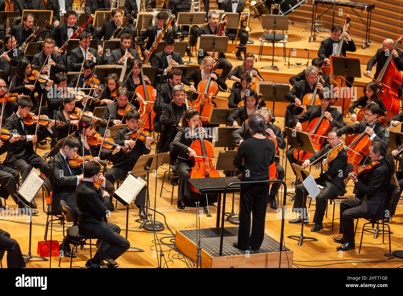 Parigi, Francia, High Angle, Crowd People, Performing, palco, primo concerto di musicisti nordcoreani e sudcoreani alla Salle Pleyel, con Chung Myung-Whun, direttore d'orchestra Foto Stock