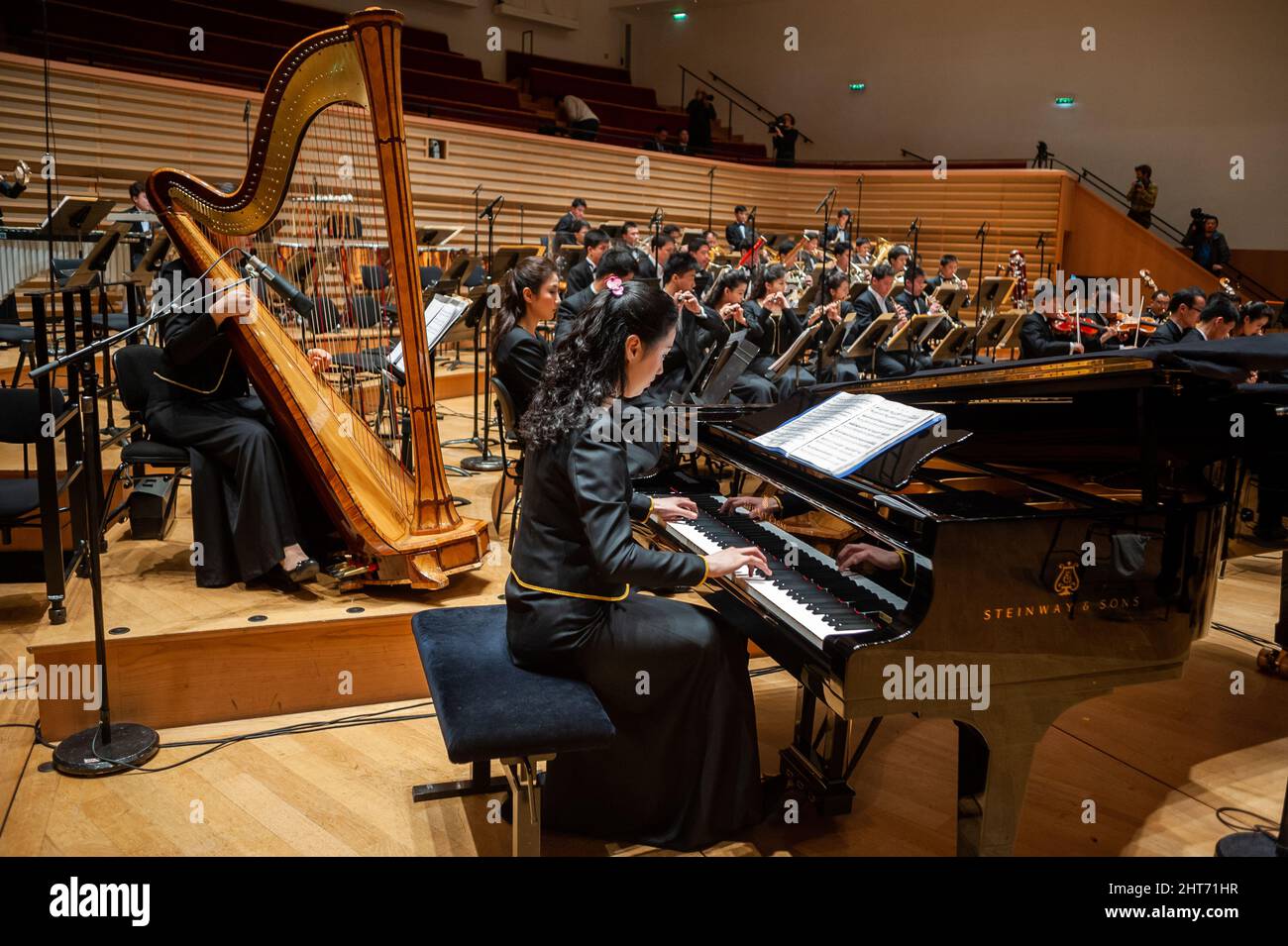 Parigi, Francia, pianista femminile che suona sul palco, primo concerto di musicisti nordcoreani e sudcoreani a Salle Pleyel, con Chung Myung-Whun, direttore Foto Stock