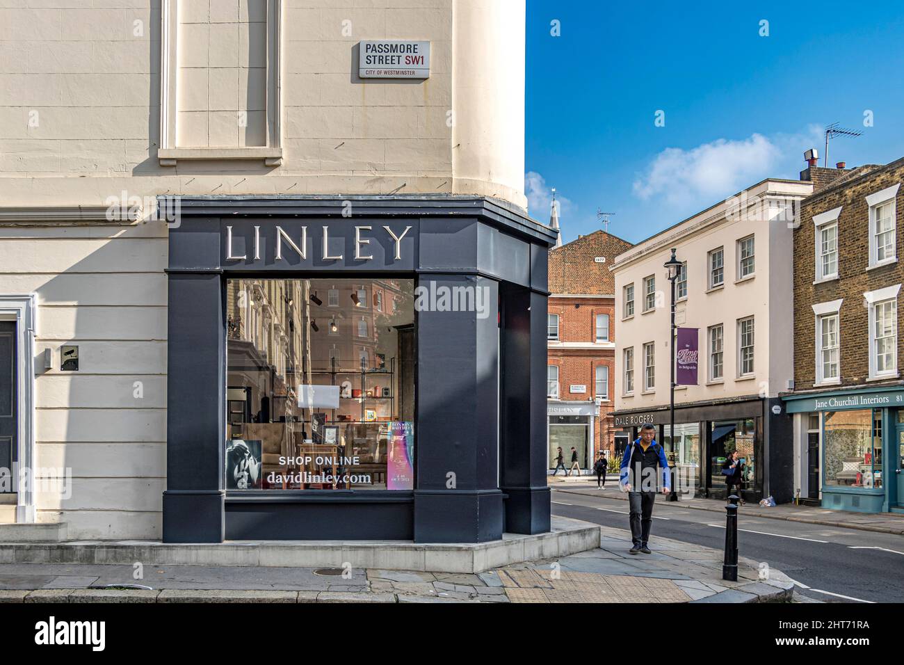 Un uomo passa accanto A LINLEY Belgravia, il negozio di punta di David Linley su Pimlico Road, Belgravia, specializzato in mobili su misura, Londra, SW1 Foto Stock
