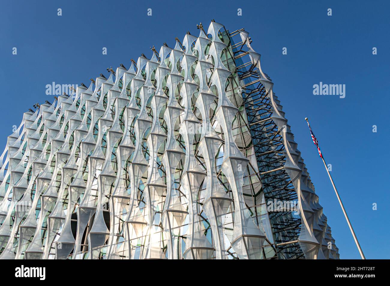 Il rivestimento esterno dell'Ambasciata degli Stati Uniti che si trova a Nine Elms, Londra, Regno Unito Foto Stock