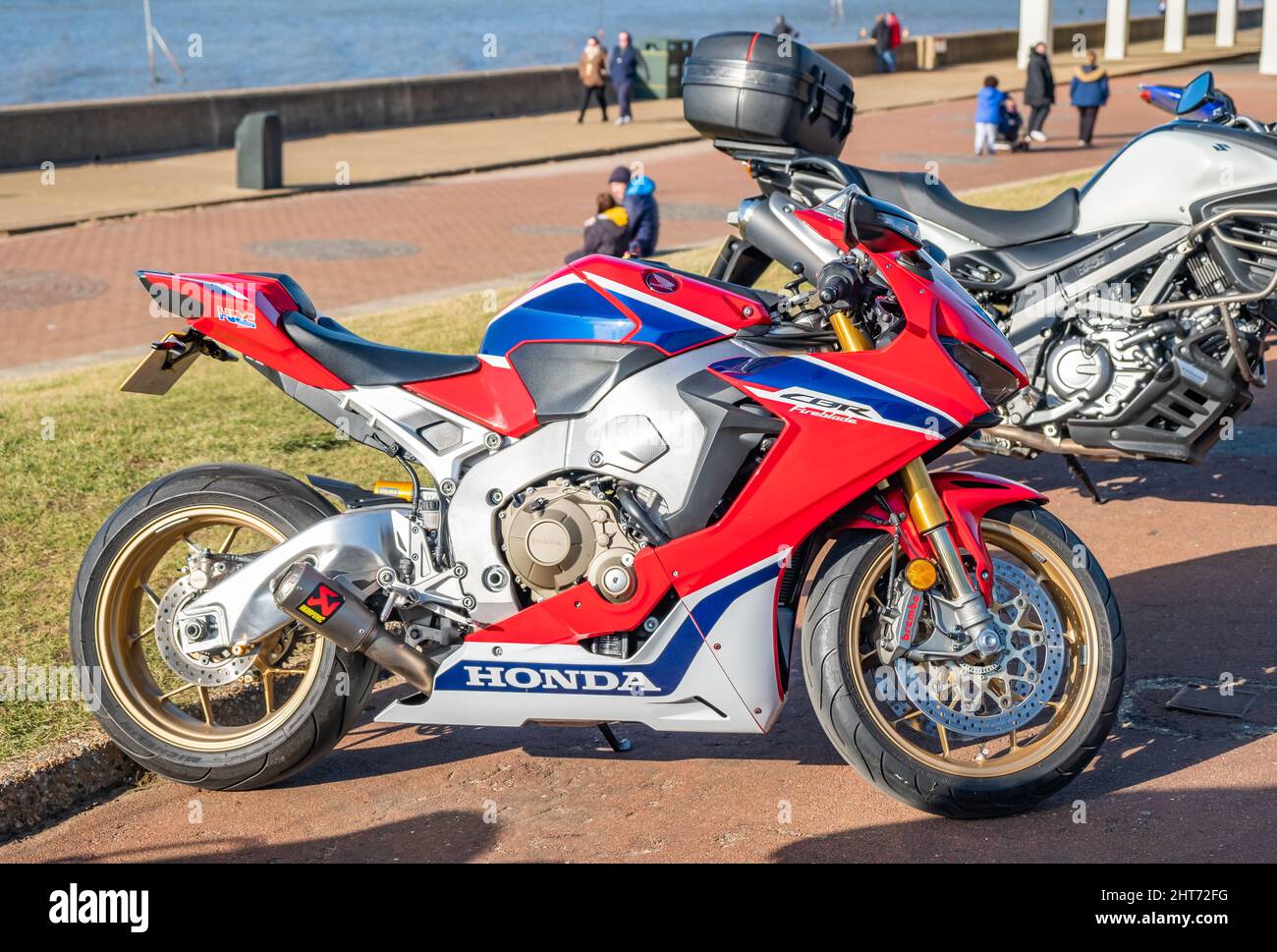 Hunstanton, Norfolk, Regno Unito - Febbraio 26 2021. Honda Fireblade sport bici parcheggiata vicino al verde nella città di mare di Hunstanton sul Norfolk nord c Foto Stock