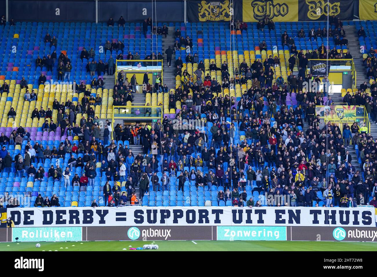 ARNHEM, PAESI BASSI - FEBBRAIO 27: Banner che legge, De derby = support uit en thuis durante la partita olandese di Eredivie tra Vitesse e N.C.A. al Gelredome il 27 febbraio 2022 ad Arnhem, Paesi Bassi (Foto di Rene Nijhuis/Orange Pictures) Foto Stock