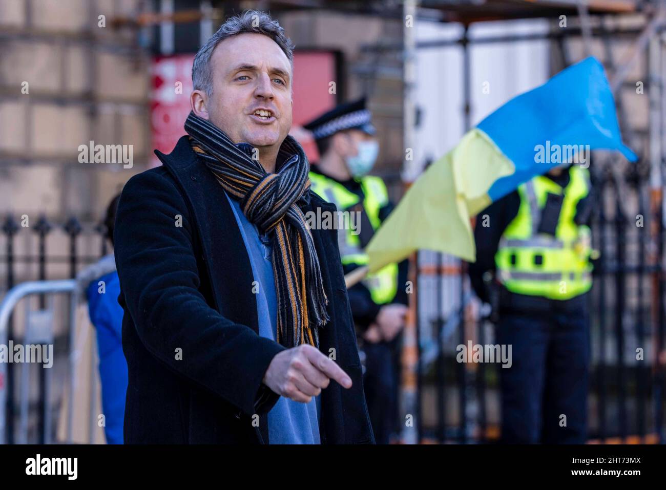Edimburgo, Regno Unito. 27th Feb 2022. Nella foto: Il leader scozzese delle gemme lib, Alex Cole-Hamilton, si è fatto una campagna contro l'invasione dell'Ucraina da parte della Russia al di fuori del Consolato Generale russo a Edimburgo. Credit: Rich Dyson/Alamy Live News Foto Stock
