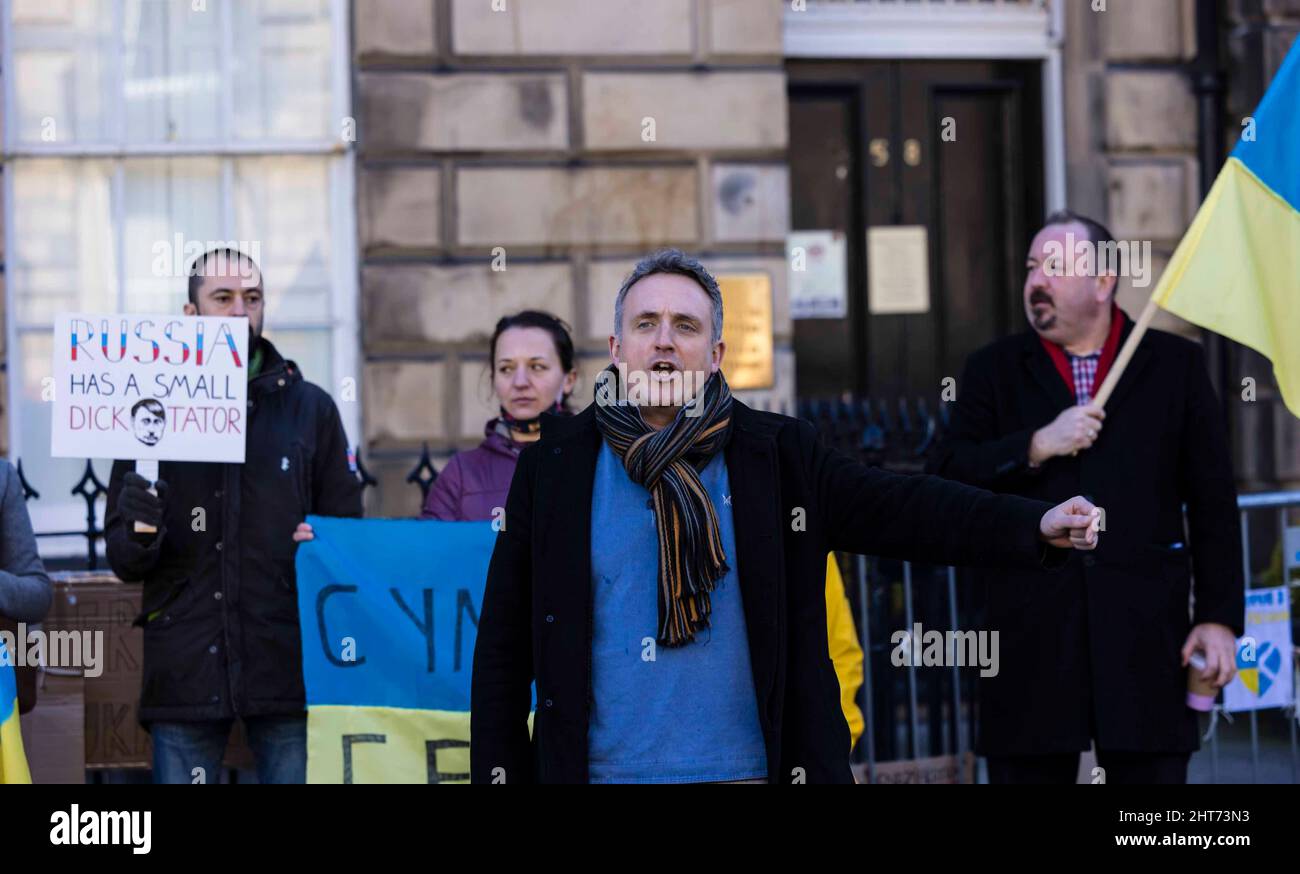 Edimburgo, Regno Unito. 27th Feb 2022. Nella foto: Il leader scozzese delle gemme lib, Alex Cole-Hamilton, si è fatto una campagna contro l'invasione dell'Ucraina da parte della Russia al di fuori del Consolato Generale russo a Edimburgo. Credit: Rich Dyson/Alamy Live News Foto Stock