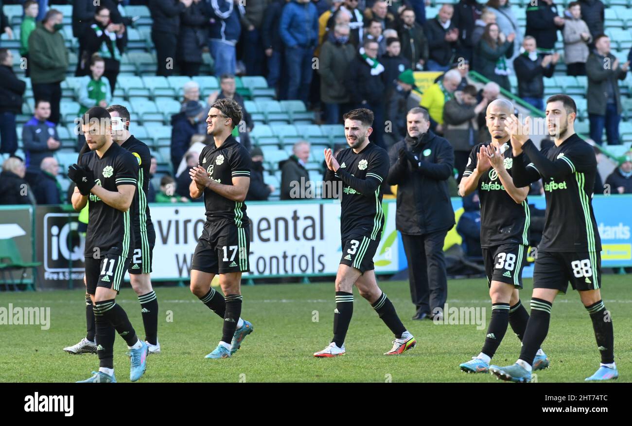 Easter Road Stadium, Edinburgh.Scotland UK.27th Feb 22 Hibernian vs Celtic Cinch Premiership Match. Direttore del Celtic FC, Ange Postecoglou e i suoi giocatori sconsolati dopo l'estrazione del 0-0 con Hibs Credit: eric mccowat/Alamy Live News Foto Stock