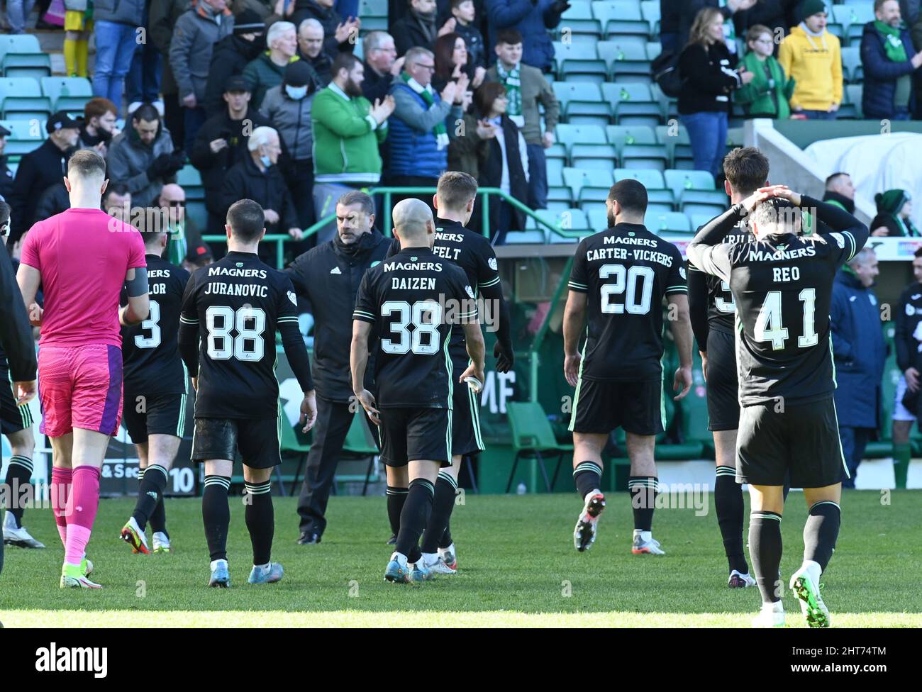 Easter Road Stadium, Edinburgh.Scotland UK.27th Feb 22 Hibernian vs Celtic Cinch Premiership Match. Direttore del Celtic FC, Ange Postecoglou e i suoi giocatori sconsolati dopo l'estrazione del 0-0 con Hibs Credit: eric mccowat/Alamy Live News Foto Stock