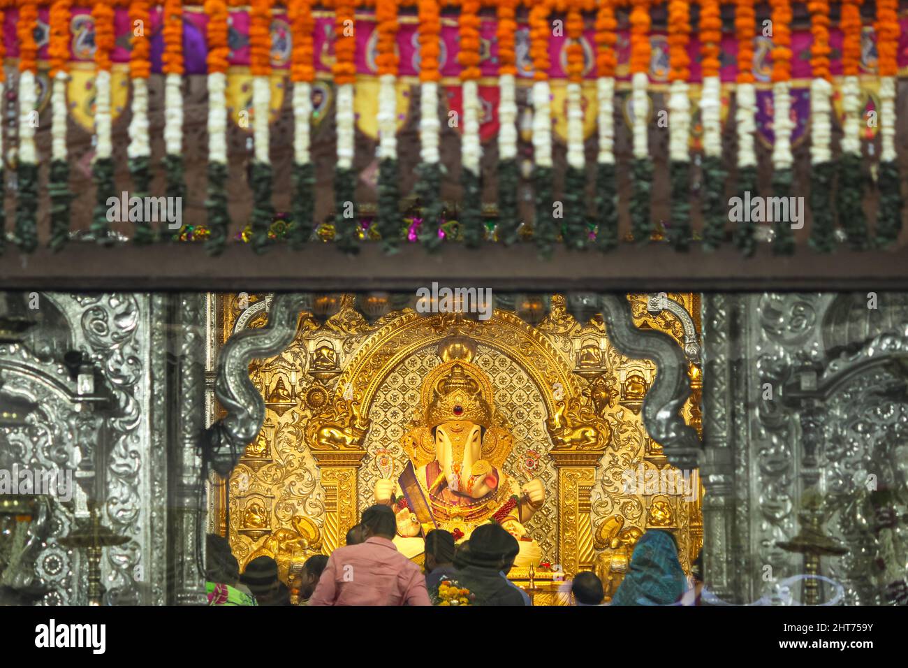 Statua d'oro di lord Ganesha, Srimant Dagdusheth Ganpati, Pune, Maharashtra, India. Foto Stock