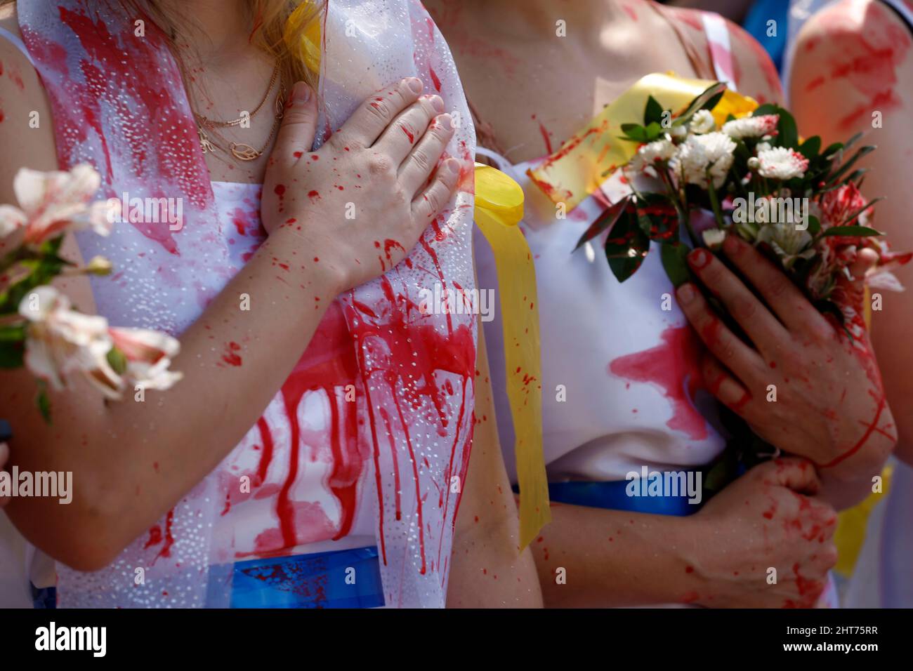 Non esclusiva: CITTÀ DEL MESSICO, MESSICO - 26 FEBBRAIO 2022: Donne cittadini ucraini unirsi a una protesta per chiedere la fine dell'attacco militare a Ukrai Foto Stock