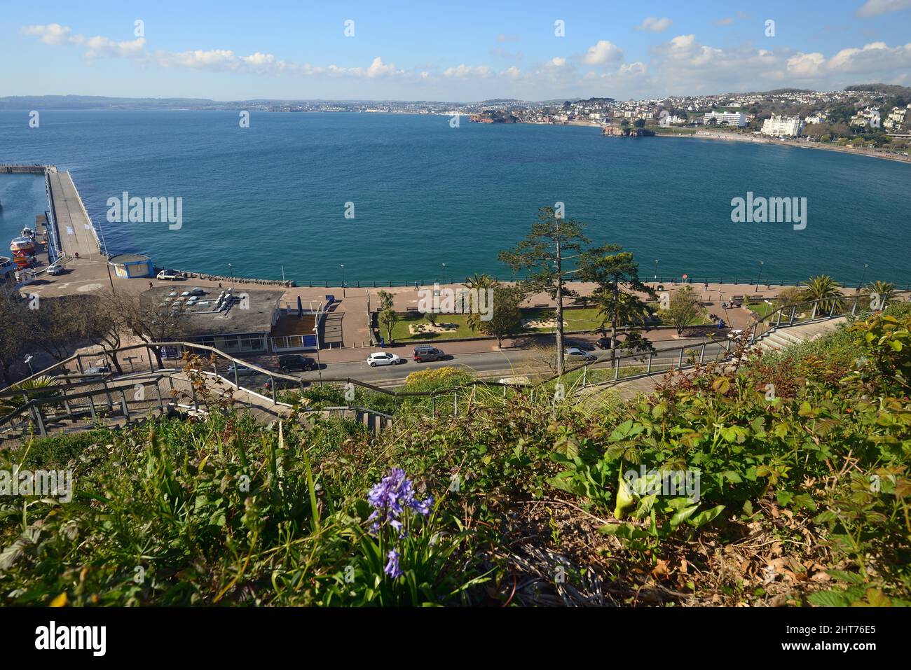 La vista su Tor Bay dalla passeggiata Rock sopra il lungomare di Torquay, South Devon. Foto Stock