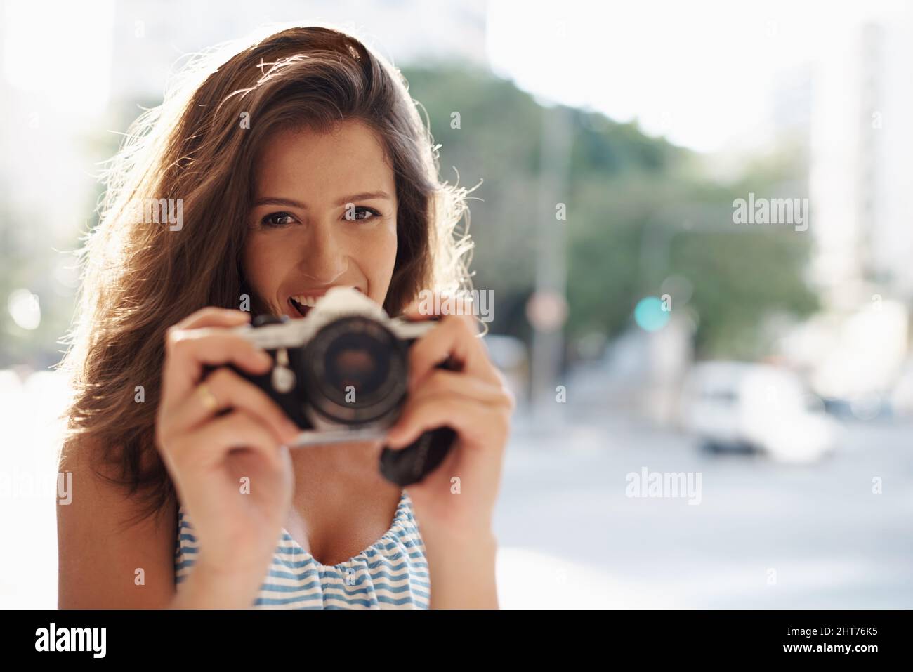 Scattare foto di tutto in vacanza. Scatto corto di una giovane donna attraente in un ambiente urbano. Foto Stock