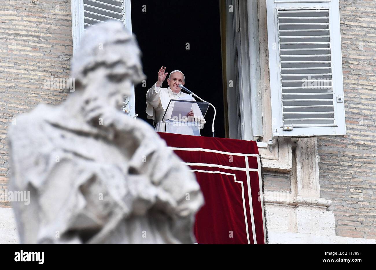 Vaican, Italia. 27th Feb 2022. Papa Francesco consegna la sua preghiera Angelus dalla finestra del suo studio che si affaccia su Piazza San Pietro in Vaticano il 27 febbraio 2022. Egli ha espresso il suo profondo dolore per i tragici eventi derivanti dall'invasione dell'Ucraina da parte della Russia e ha rinnovato il suo appello per una giornata di digiuno per la pace in Ucraina che si terrà il 2 marzo, in occasione del Mercoledì delle Ceneri. Photo by Eric Vandeville/ABACAPRESS.COM Credit: Abaca Press/Alamy Live News Foto Stock