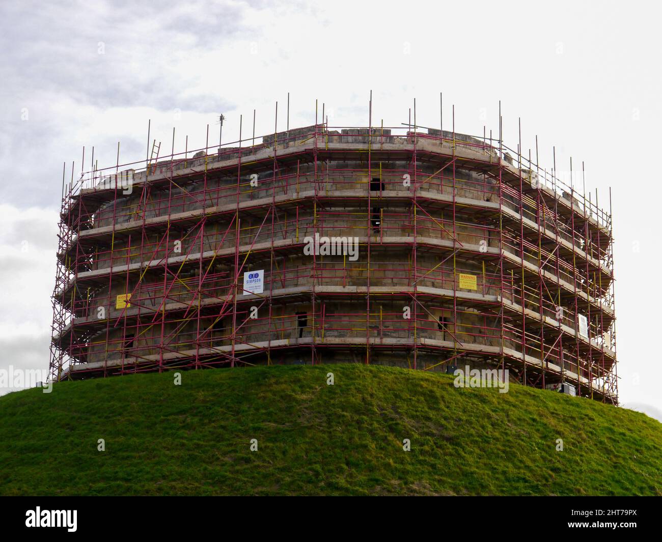 La torre di Clifford con impalcatura che circonda l'esterno a York, Inghilterra Foto Stock