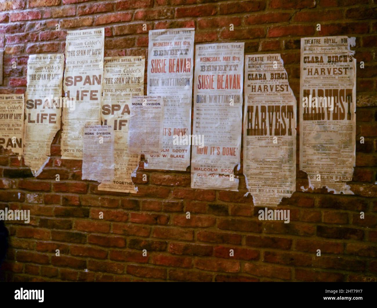 Opuscoli e poster di strada vittoriani ricreati al Museo del Castello di York, in Inghilterra Foto Stock