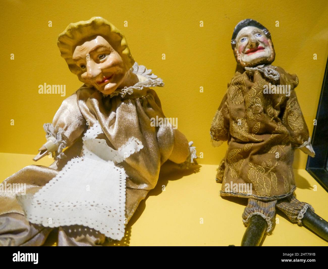 Marionette vittoriane Punch e Judy risalenti al 1800. Punch and Judy è stato uno spettacolo di burattini popolare che spesso si è svolto presso le stazioni balneari britanniche. Foto Stock
