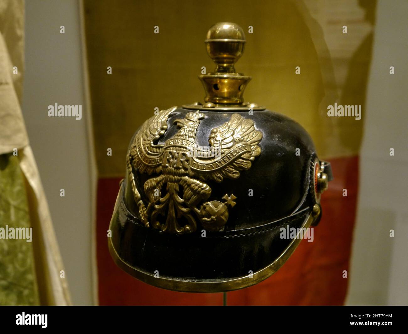 Un Pickelhaube, un casco a punta indossato da soldati prussiani e tedeschi, vigili del fuoco e polizia nel XIX e XX secolo. Foto Stock