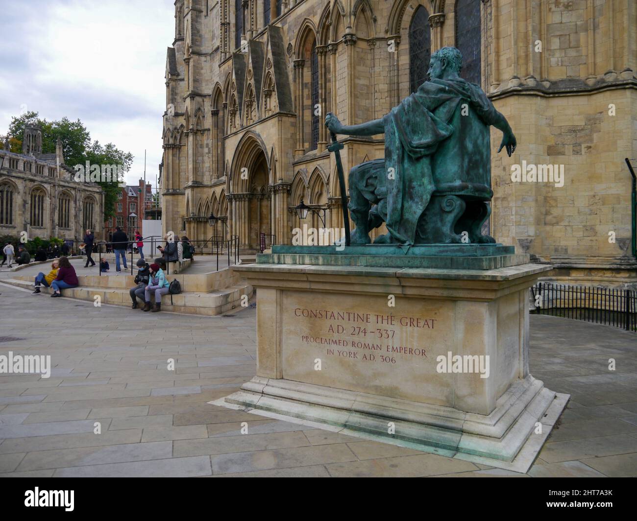 La statua dell'imperatore Costantino il Grande fuori di York Minster, York, Inghilterra Foto Stock