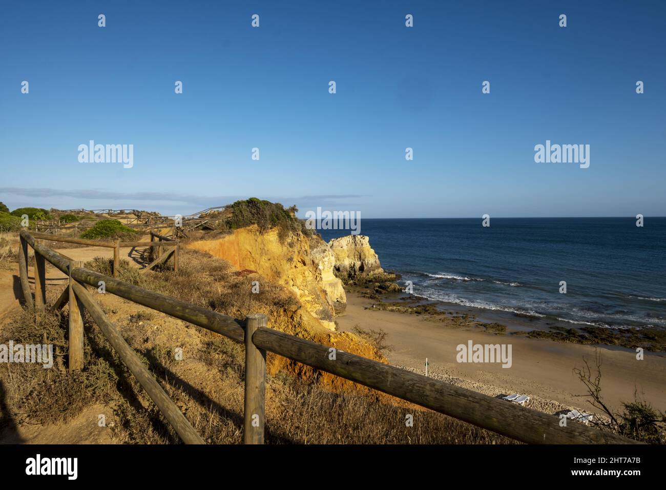 Scogliera dorata nella spiaggia di Praia dos Três Castelos a Portimao, Algarve, Portogallo Foto Stock