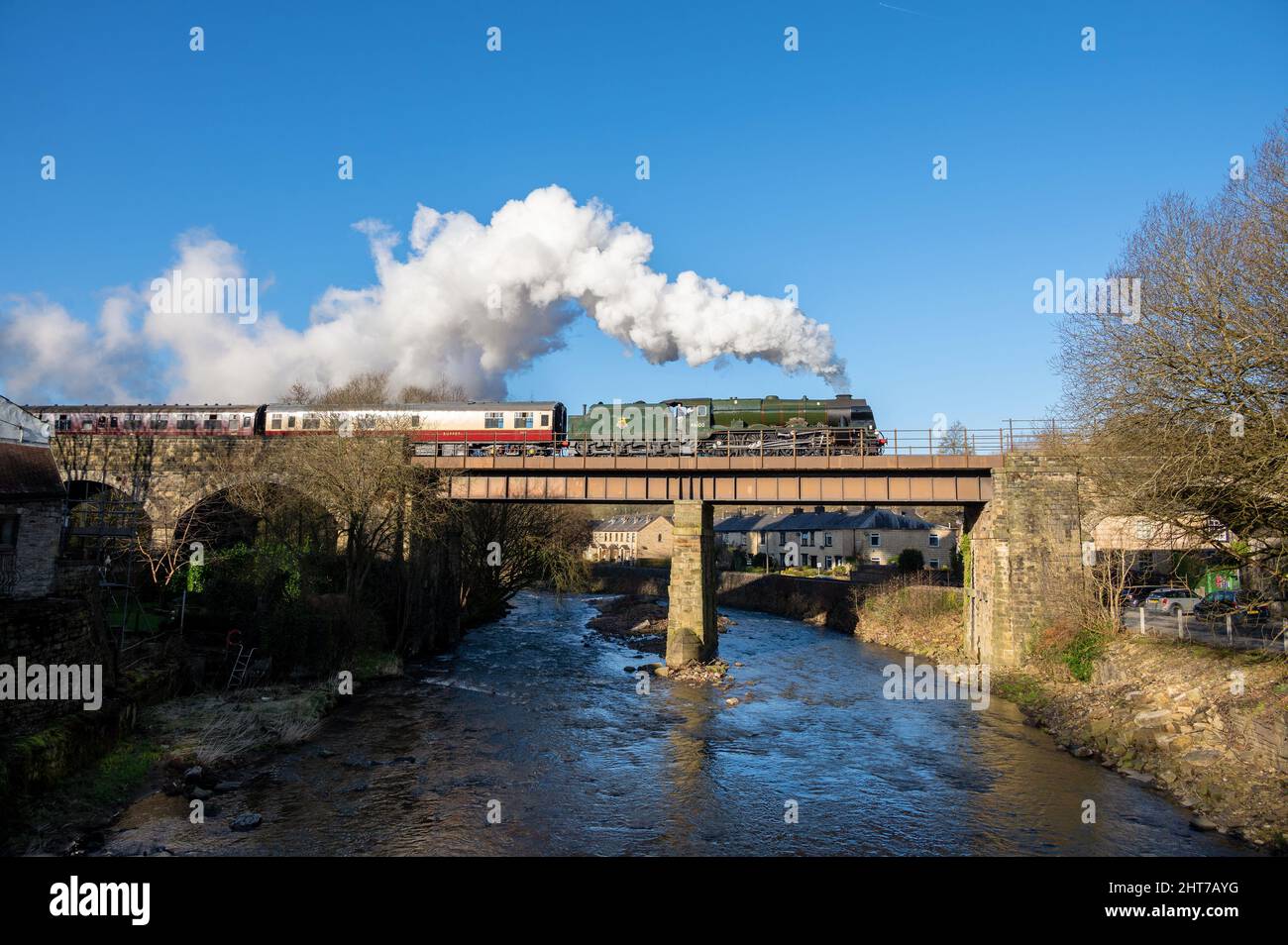 Summerseat, Bury, Greater Manchester, UK, 27th febbraio 2022. 1927 costruito LMS ‘Royal Scot’ 46100 attraversa il fiume Irwell e su Brookslot Viaduct, Summerseat con il treno 1st del giorno 08,45 Bury a Rawtenstall. Questo luogo è anche certificato mainline e si può trovare Railtours di lavoro in tutto il Regno Unito. Credit: Tom McATEE/Alamy Live News Foto Stock
