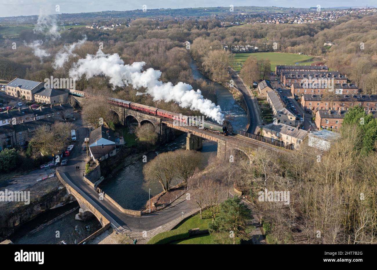 Summerseat, Bury, Greater Manchester, UK, 27th febbraio 2022. Ex-regione meridionale 1949 costruito Bulleid Light Pacific 34092 'la città di Wells' attraversa il fiume Irwell e su Brookslot Viaduct, Summerseat con il Bury 09,30 a Rawtenstall. 27th febbraio 2022. Credit: Tom McATEE/Alamy Live News Foto Stock