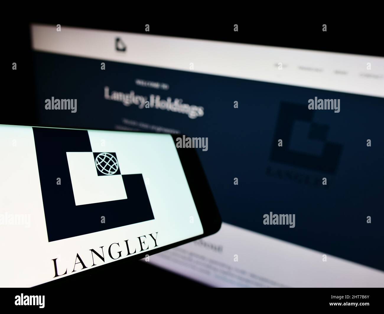 Smartphone con logo della società di ingegneria britannica Langley Holdings plc sullo schermo di fronte al sito Web aziendale. Concentrarsi sul centro del display del telefono. Foto Stock