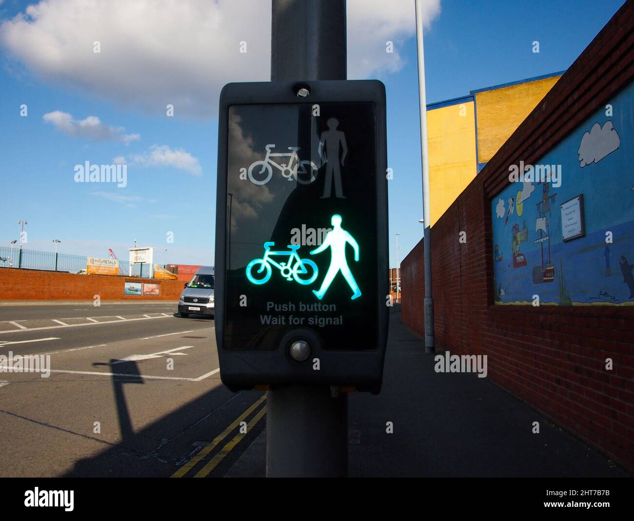 Un incrocio turistico che mostra il cartello verde di sicurezza da attraversare per un pedone e una bicicletta Foto Stock
