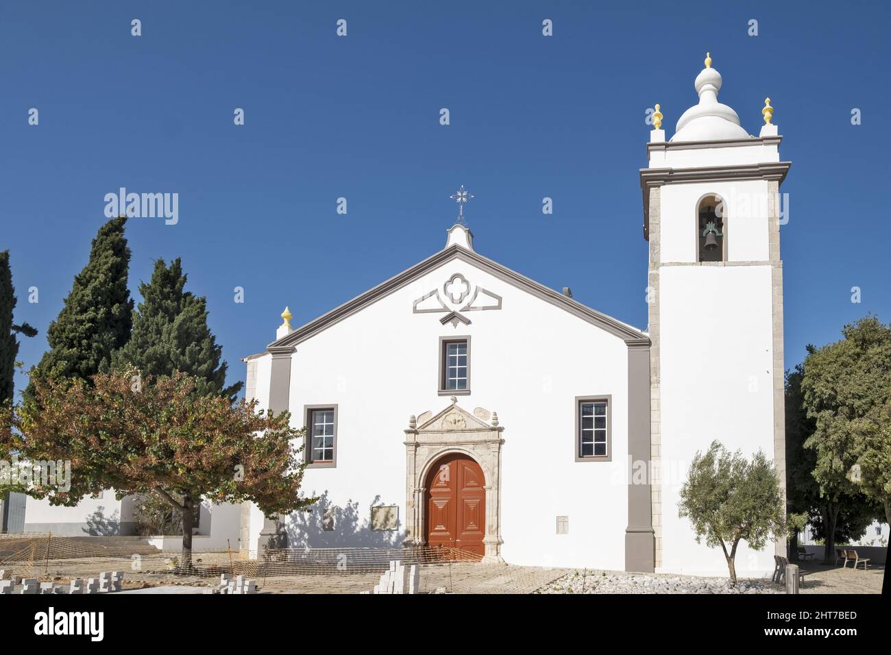 Campanile della chiesa portoghese punto di riferimento Igreja de Sao Martinho de Estoi come noto come Matriz de Estoi, Faro, Algarve, Portogallo Foto Stock