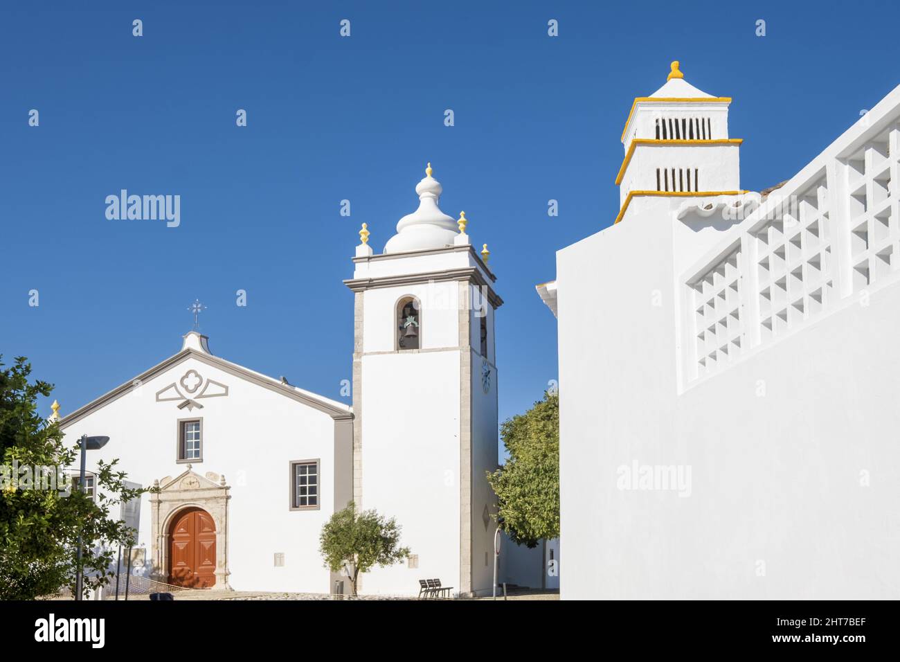 Campanile della chiesa portoghese punto di riferimento Igreja de Sao Martinho de Estoi come noto come Matriz de Estoi, Faro, Algarve, Portogallo Foto Stock