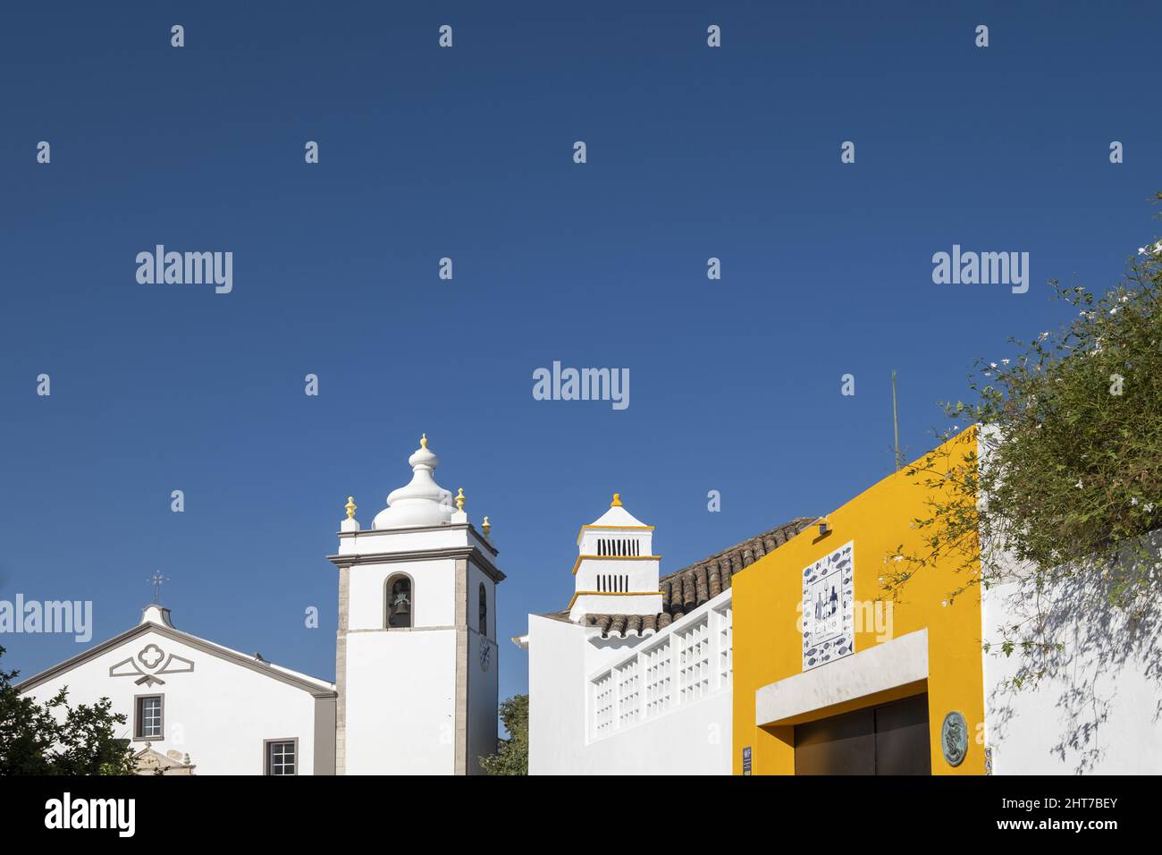 Campanile della chiesa portoghese punto di riferimento Igreja de Sao Martinho de Estoi come noto come Matriz de Estoi, Faro, Algarve, Portogallo Foto Stock