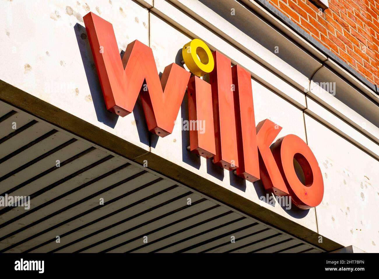 Epsom Surrey UK, Febbraio 27 2022, Wilko Discount Supermarket Shop Sign o Logo with No People Foto Stock