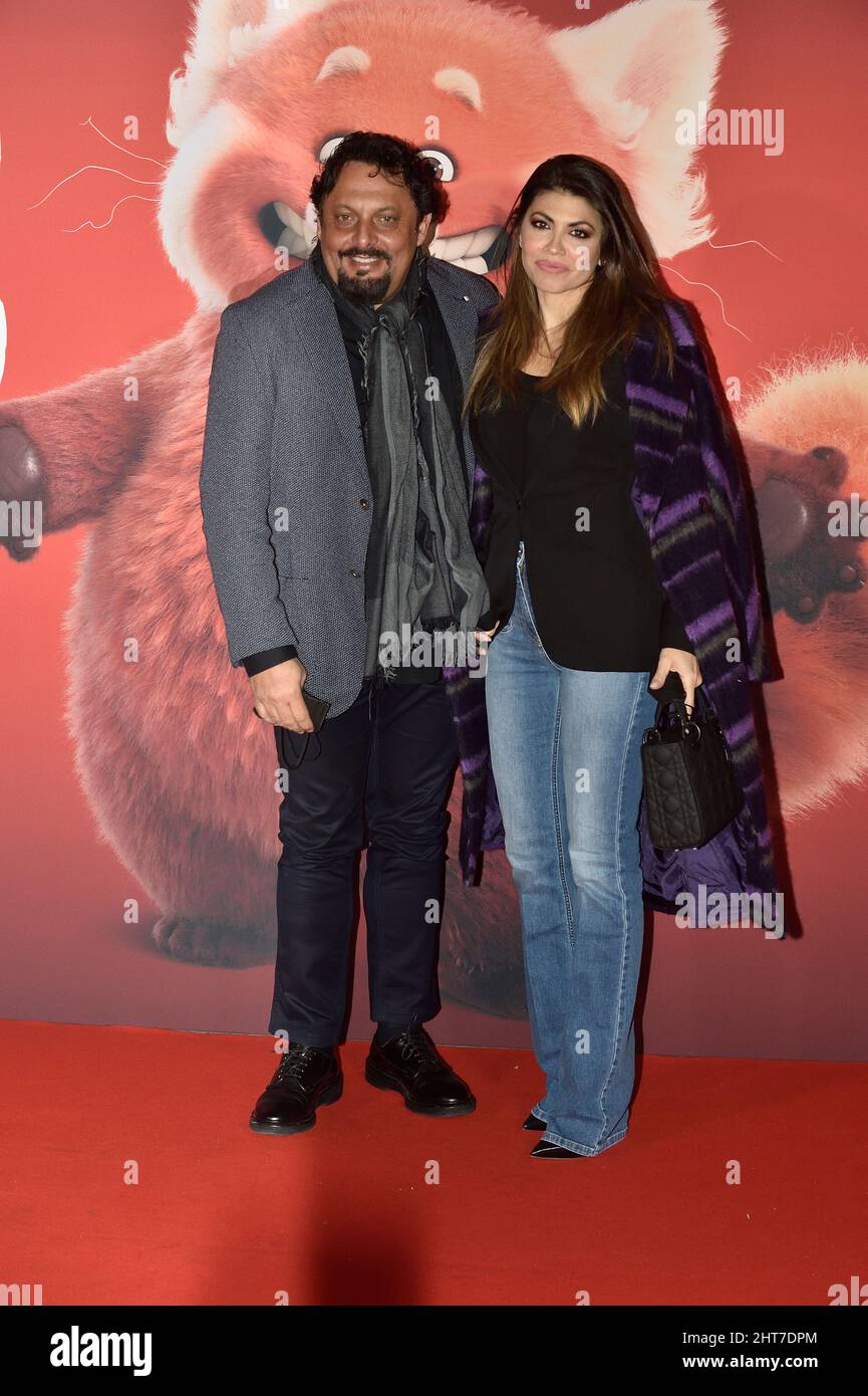 Roma, Italia. 25th Feb 2022. ROMA, ITALIA - FEBBRAIO 25: Enrico Brignano partecipa alla prima 'Red' al Cinema moderno il 25 Febbraio 2022 a Roma. Credit: dpa/Alamy Live News Foto Stock