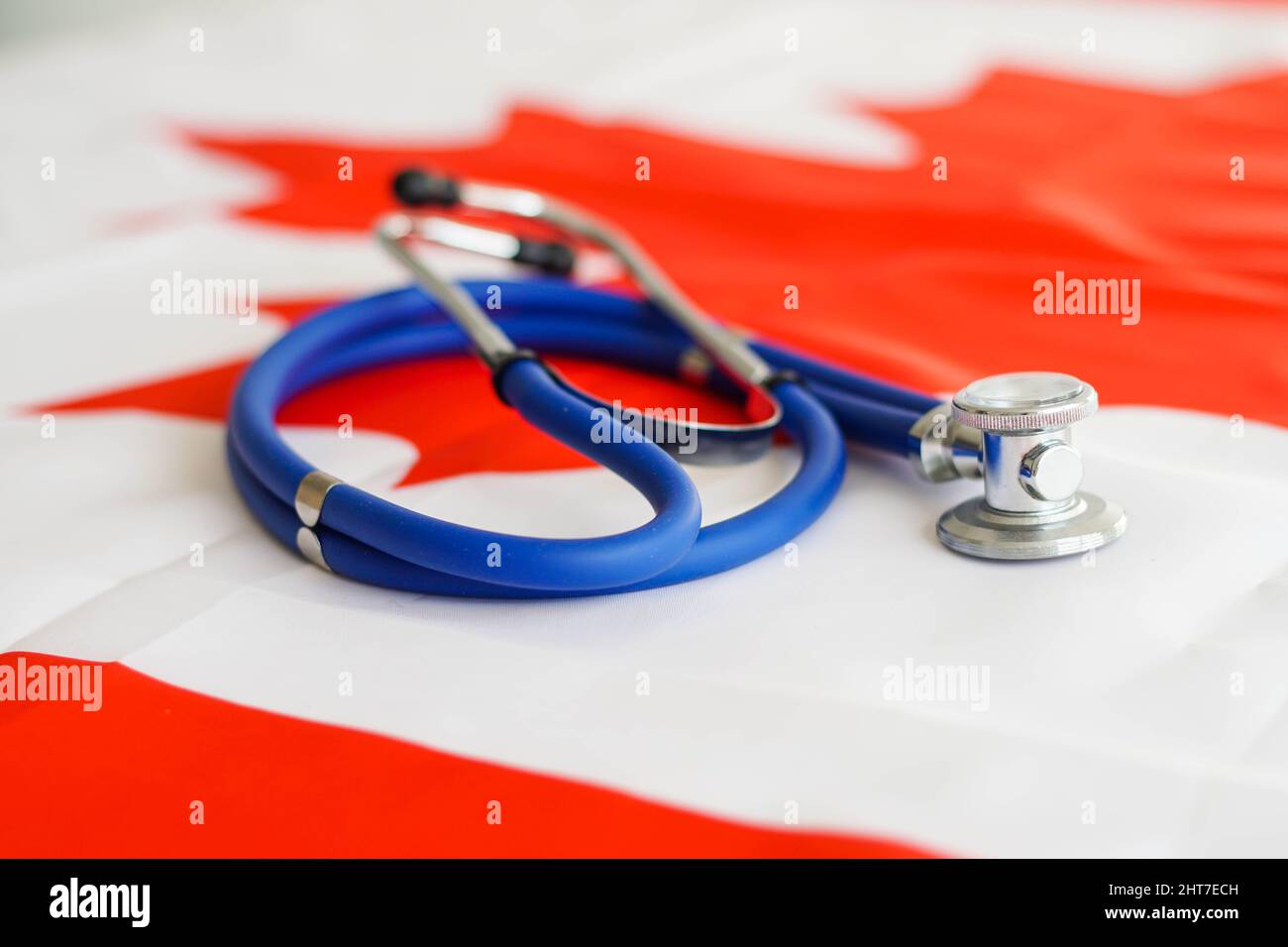 Stetoscopio medico su una bandiera del Canada. Sistema sanitario canadese, assicurazione. Foto Stock