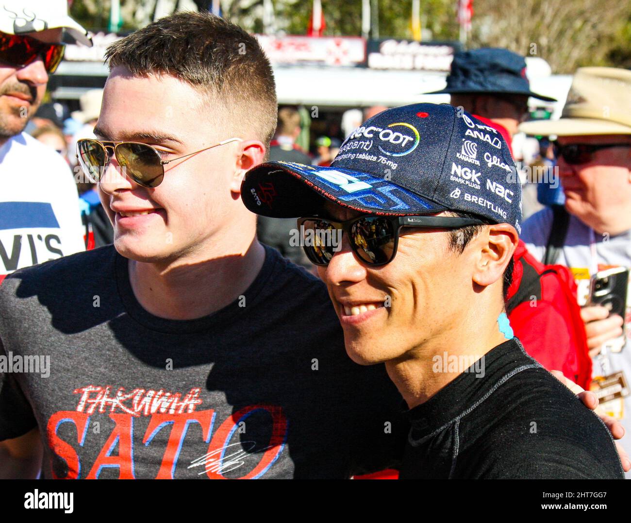 Takuma Sato (51) pone dopo il riscaldamento Pre Race con il fan Jacob Boone prima del Gran Premio di Firestone 2022 di San Pietroburgo, domenica 27 febbraio 2022 a San Pietroburgo, Florida. Foto di Mike Gentry/UPI Foto Stock