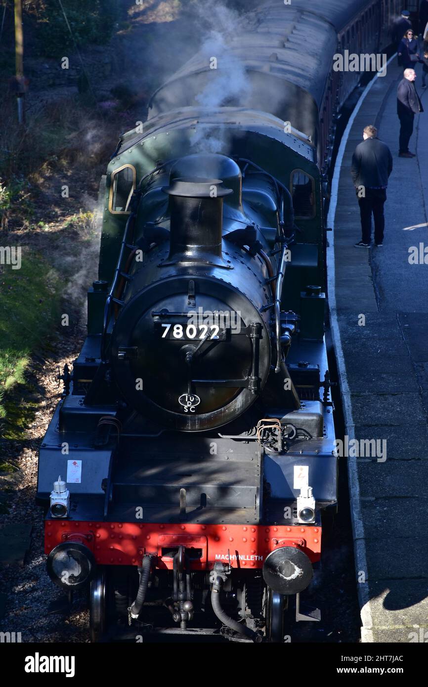 Treno a vapore e passeggeri, stazione di Haworth, KWVR, West Yorkshire Foto Stock