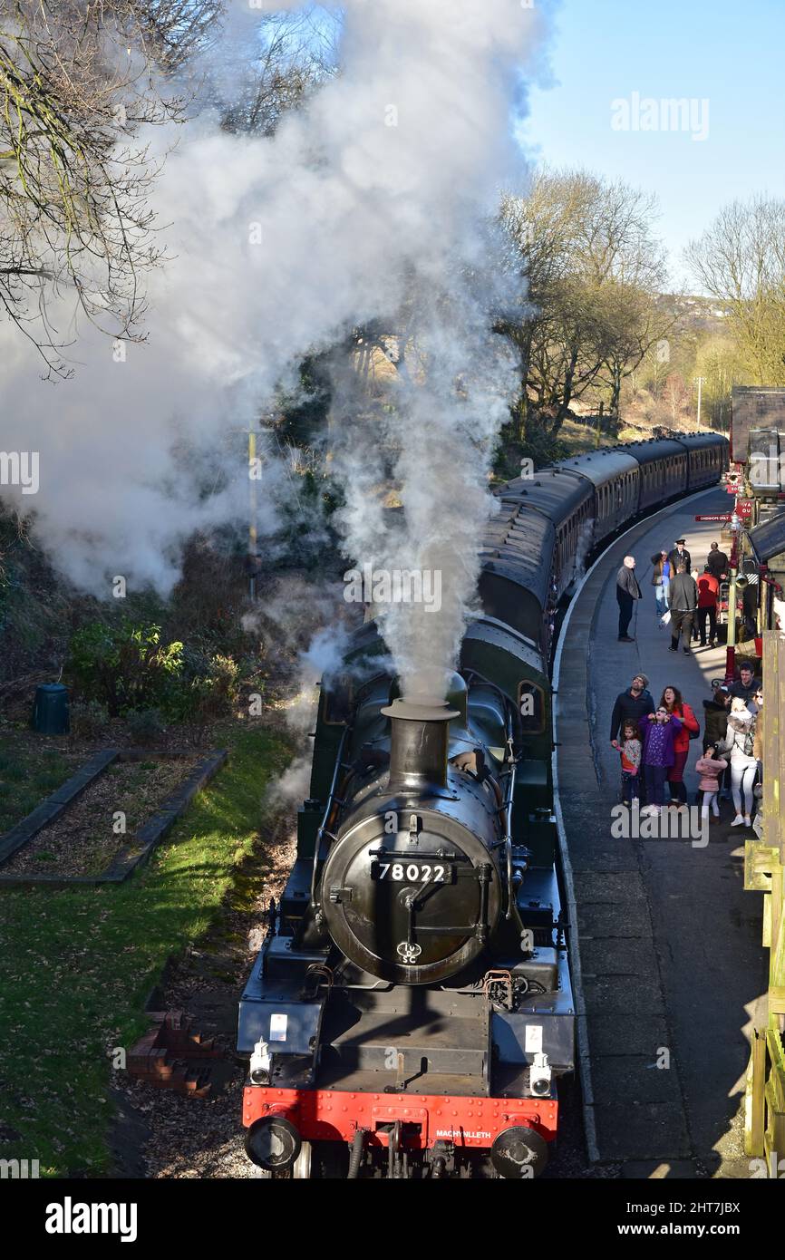 Treno a vapore e passeggeri, stazione di Haworth, KWVR, West Yorkshire Foto Stock