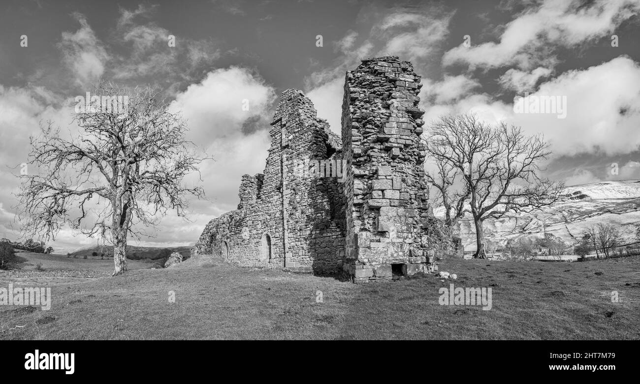 Il castello di Pendragon nei Dales Cumbrian è riferito essere il castello normanno di 12th secolo e la casa di Uther Pendragon il padre di re Artù Foto Stock