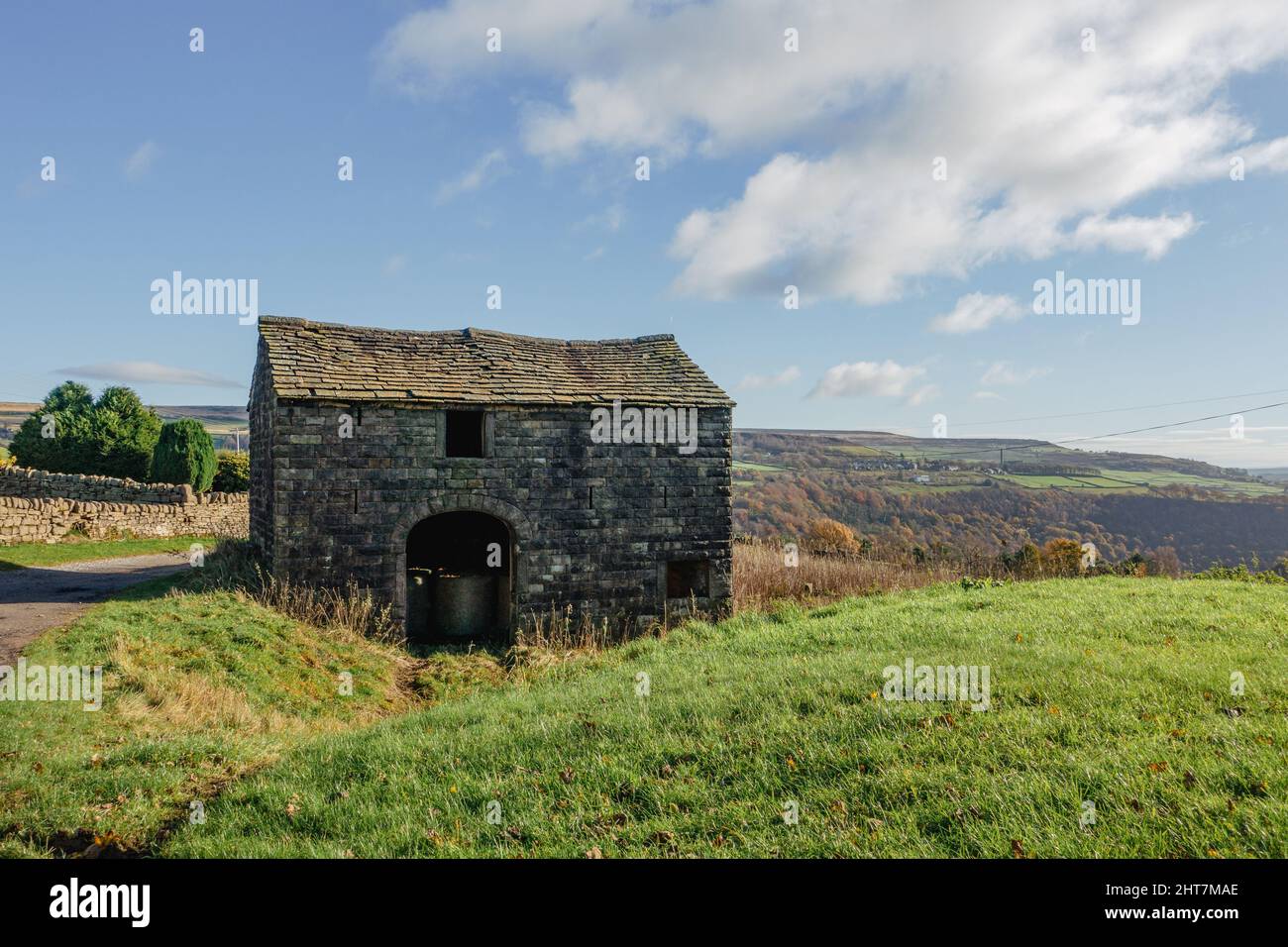 Vecchio fienile in pietra che immagazzina balle di fieno su una passeggiata da Hardcastle Crags, West Yorkshire, Inghilterra, Regno Unito Foto Stock
