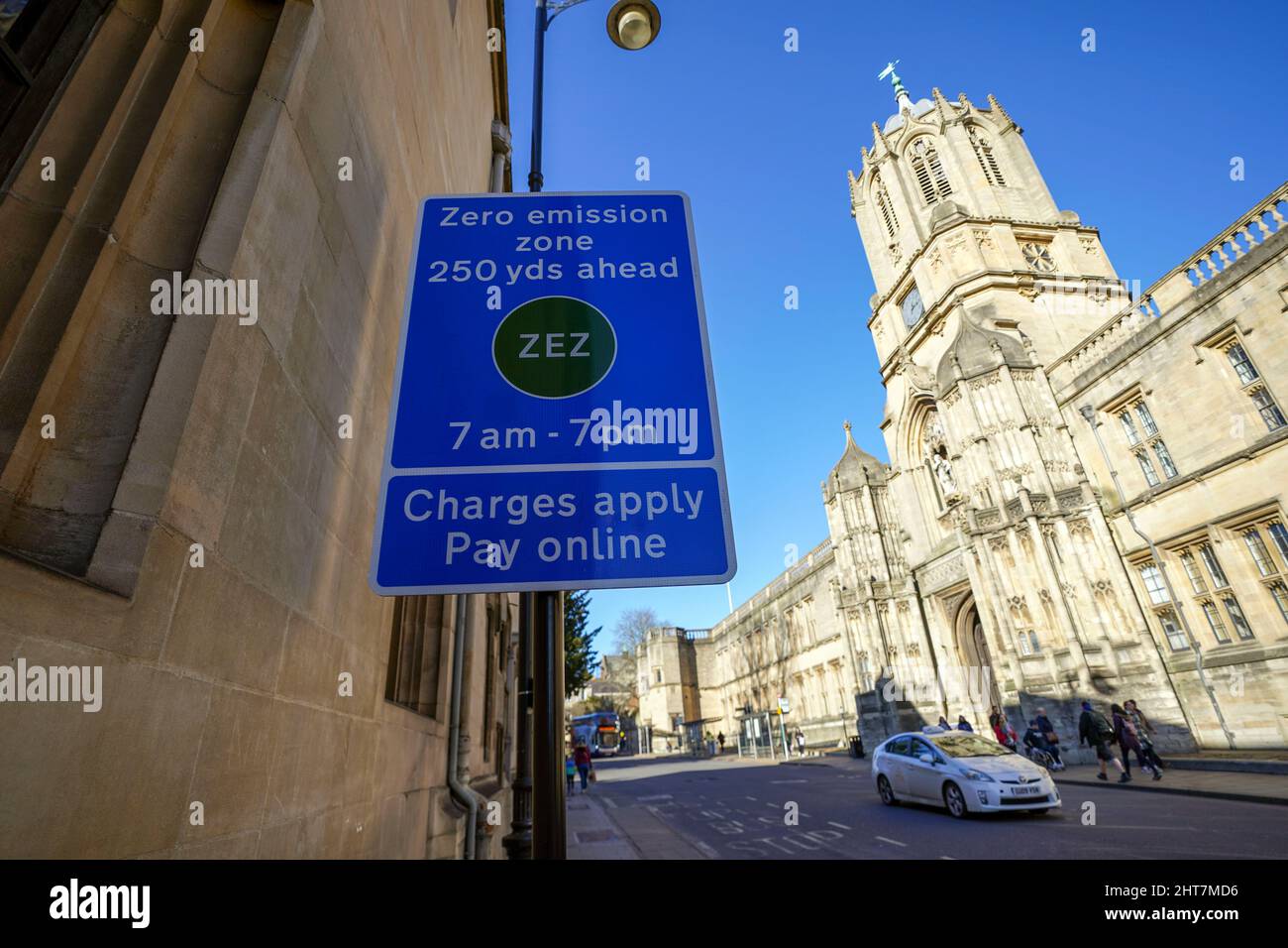 Un segno per il progetto pilota Zero Emission zone di Oxford, che avrà inizio a Oxford lunedì 28 febbraio, portando con sé un nuovo set di oneri per molte vetture a benzina, diesel e ibride. Lanciato come progetto pilota per iniziare, la zona coprirà un piccolo numero di strade nel centro della città, ma influenzerà ancora molti conducenti che viaggiano nel centro di Oxford. Data foto: Domenica 27 febbraio 2022. Foto Stock