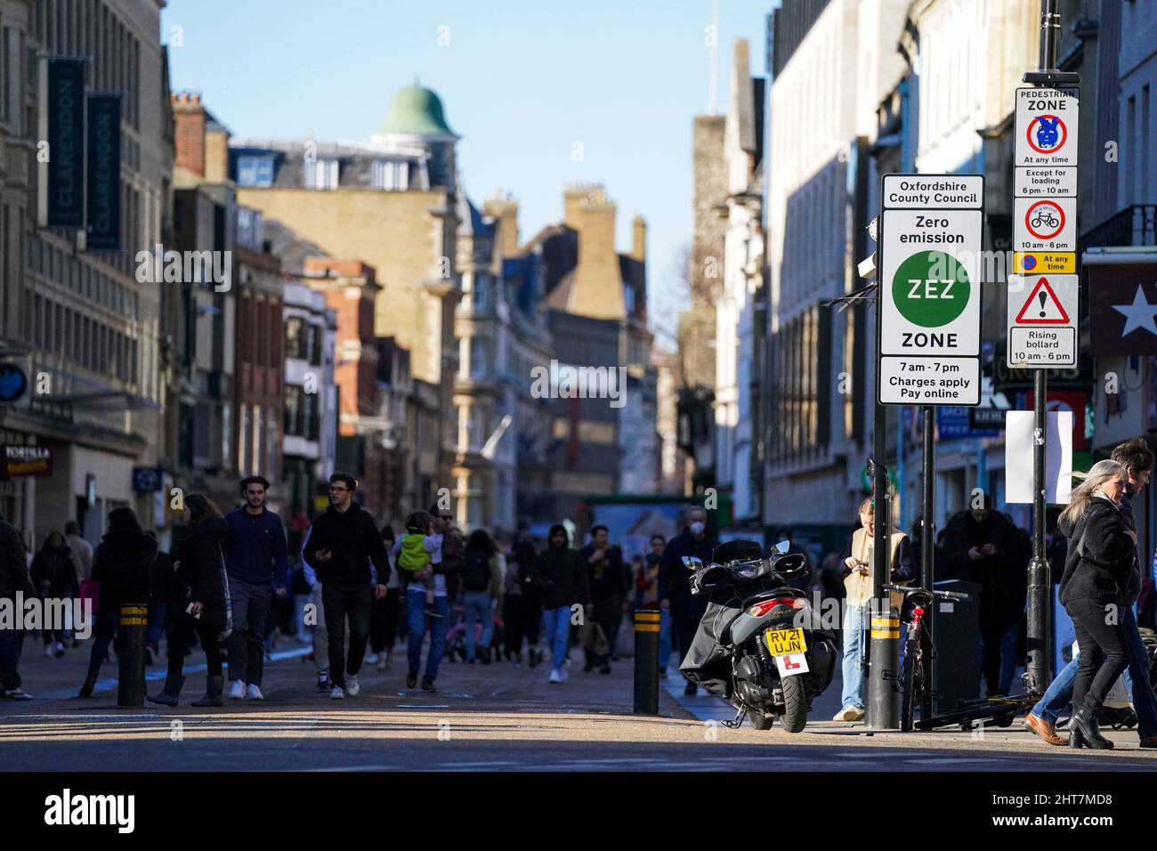 Un segno per il progetto pilota Zero Emission zone di Oxford, che avrà inizio a Oxford lunedì 28 febbraio, portando con sé un nuovo set di oneri per molte vetture a benzina, diesel e ibride. Lanciato come progetto pilota per iniziare, la zona coprirà un piccolo numero di strade nel centro della città, ma influenzerà ancora molti conducenti che viaggiano nel centro di Oxford. Data foto: Domenica 27 febbraio 2022. Foto Stock