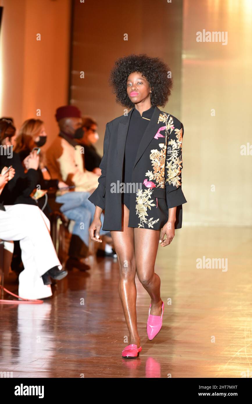 Milano, Lombardia, Italia. 27th Feb 2022. Model Walk la pista, durante la sfilata HUI, del designer ZHAO HUIZHOW, nell'ambito della settimana della moda di Milano.Autunno/Inverno 2022-2023 (Credit Image: © Ervin Shulku/ZUMA Press Wire) Foto Stock