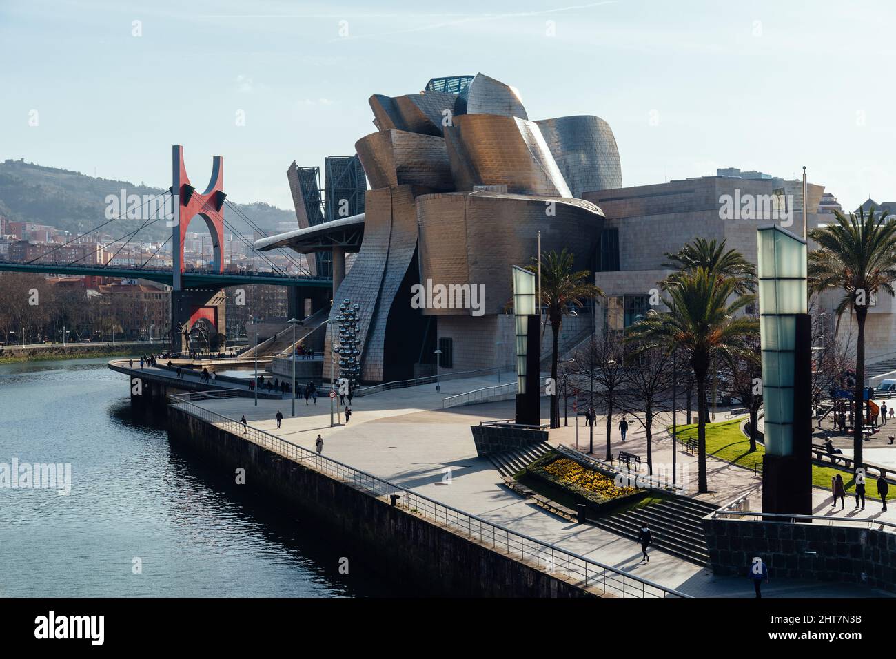 Bilbao, Spagna - 13 febbraio 2022: Vista dell'estuario di Bilbao con il Museo Guggenheim e il Ponte la Salve Foto Stock