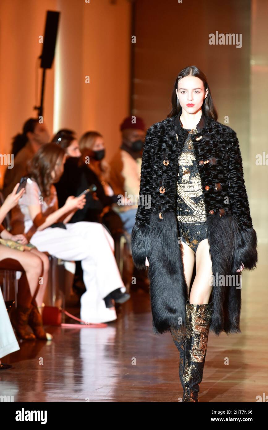 Milano, Lombardia, Italia. 27th Feb 2022. Model Walk la pista, durante la sfilata HUI, del designer ZHAO HUIZHOW, nell'ambito della settimana della moda di Milano.Autunno/Inverno 2022-2023 (Credit Image: © Ervin Shulku/ZUMA Press Wire) Foto Stock