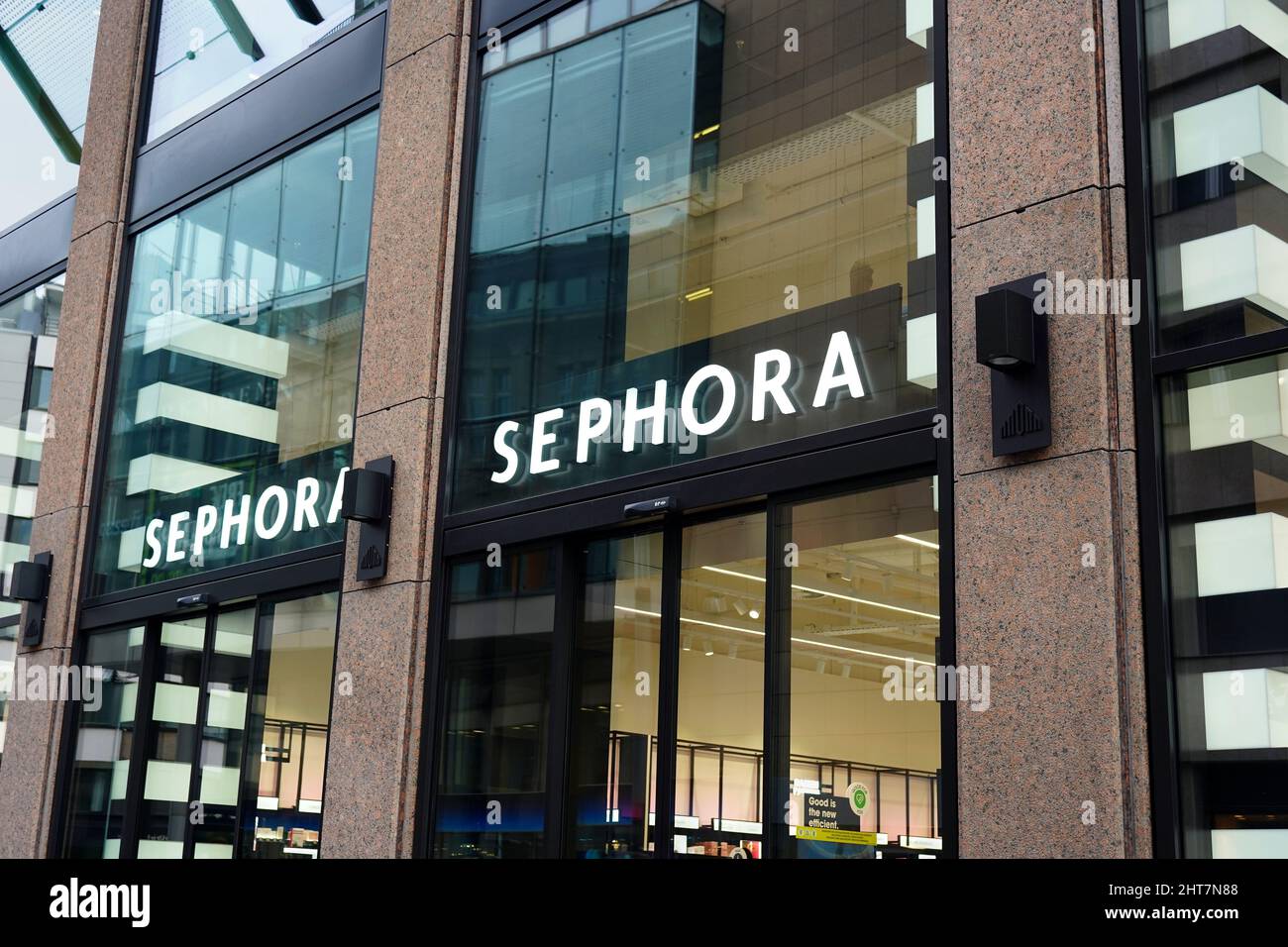 L'esterno di una catena di negozi francesi Sephora a Düsseldorf, Germania. Sephora è una catena di cosmetici francesi, fondata nel 1969. Foto Stock