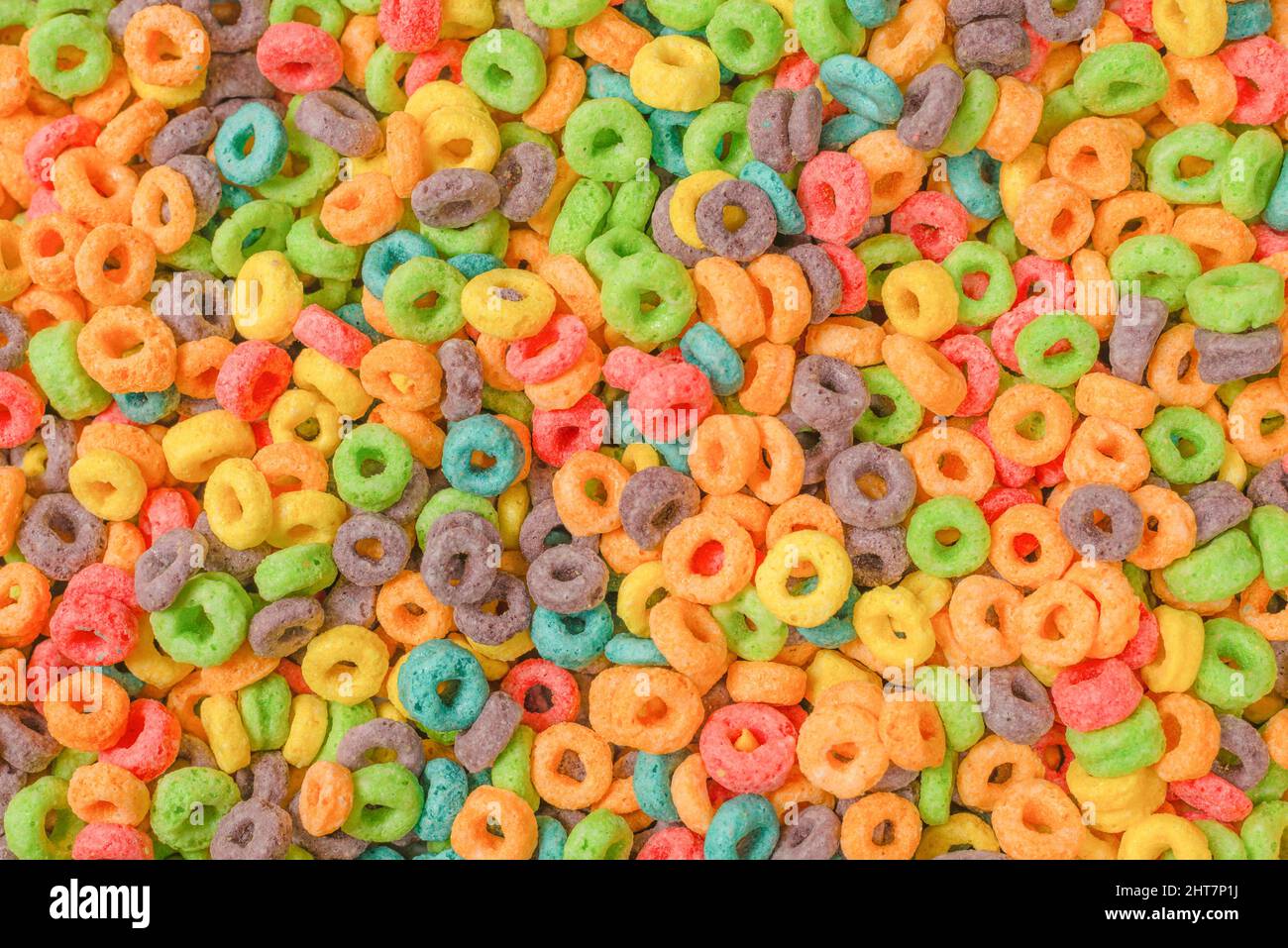 Dolci fiocchi multicolore, anelli di cereali come sfondo. Foto Stock