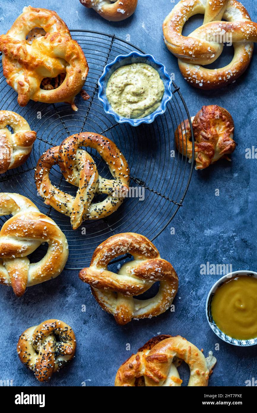 Vista dall'alto dei pretzel fatti in casa su sfondo blu. Foto Stock