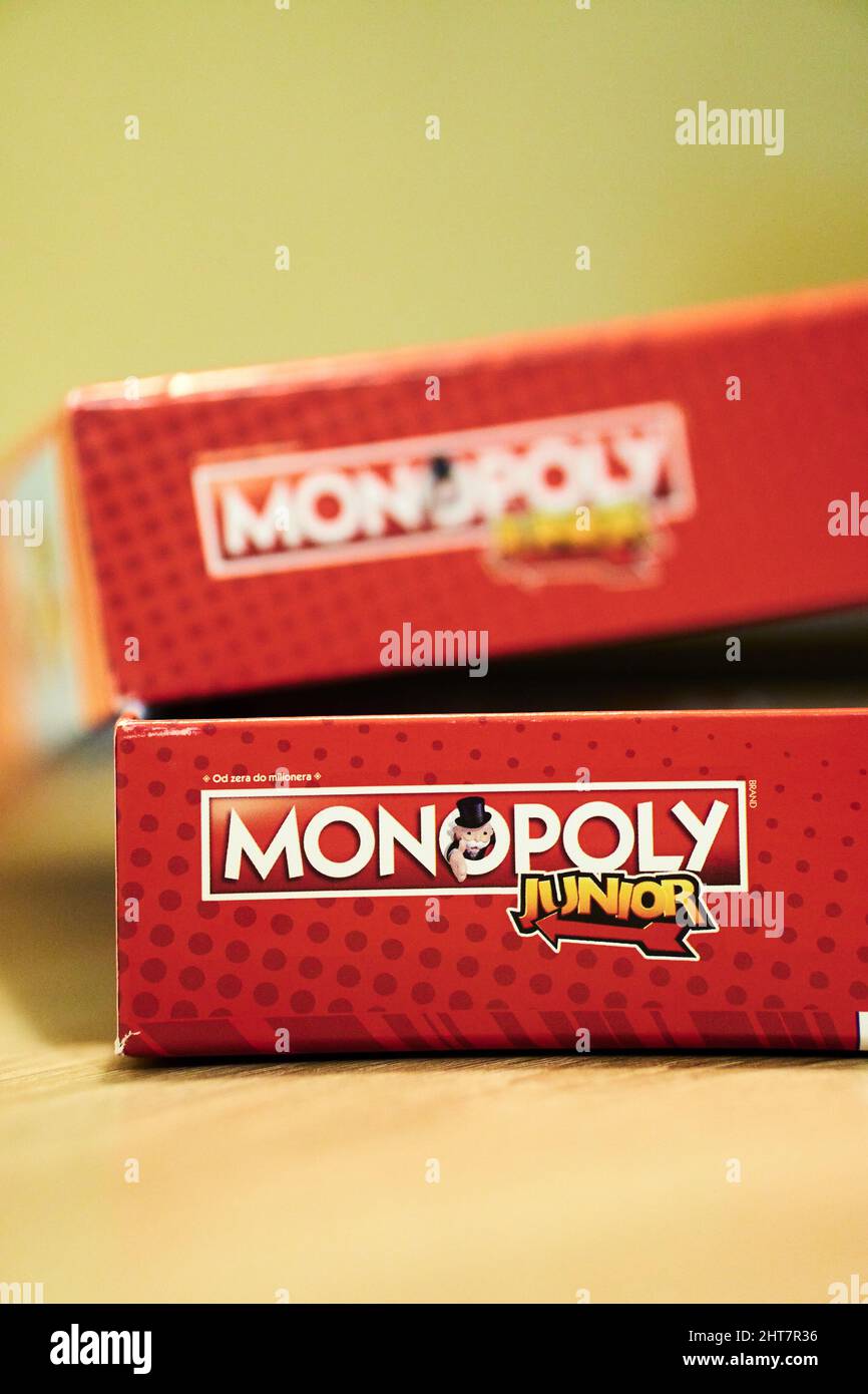 Gioco da tavolo Monopoly Junior in una scatola su un tavolo di legno Foto Stock