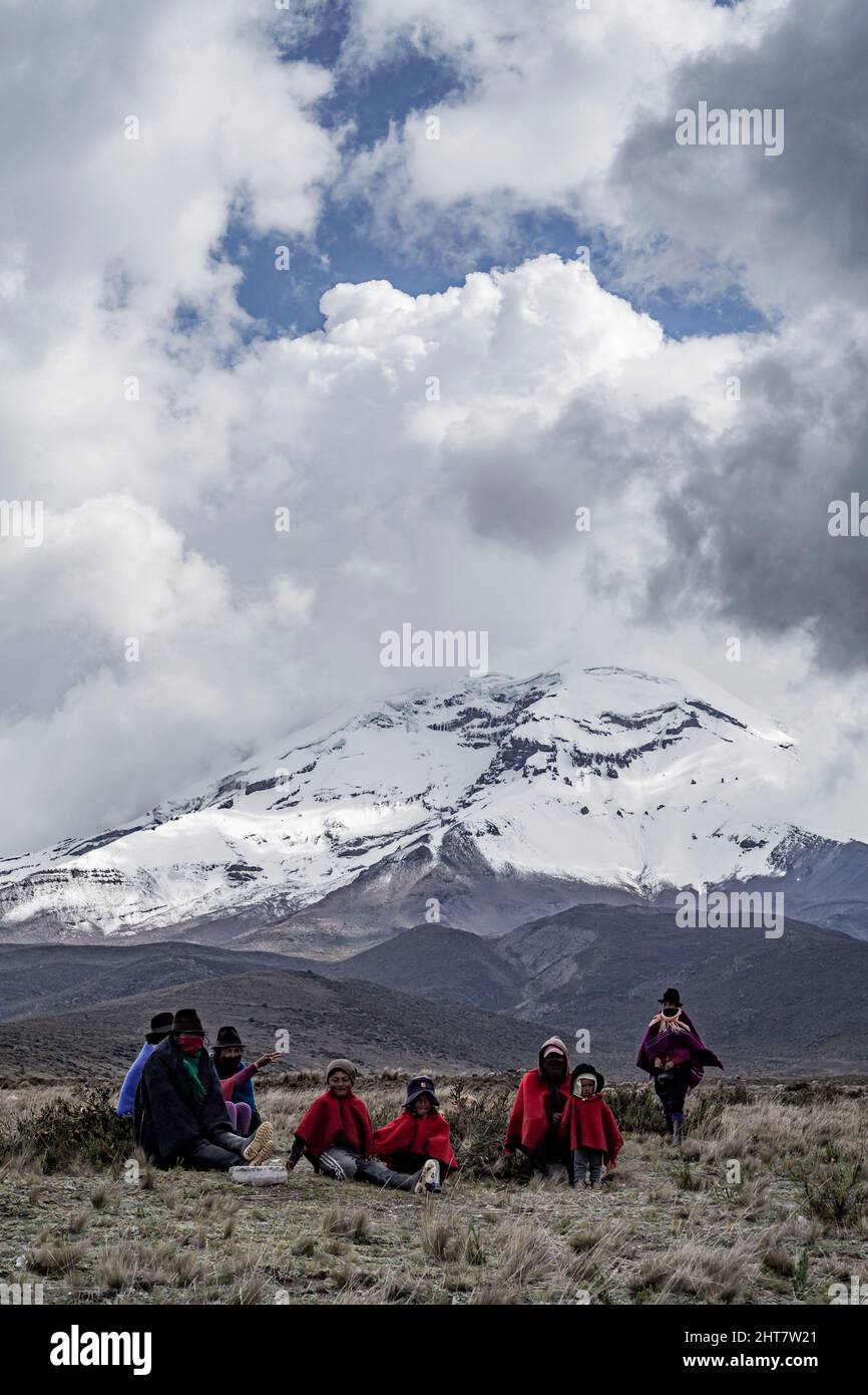 Famiglia indigena chimborazo paesaggio sfondo ecuador latino ecuadoriano Foto Stock