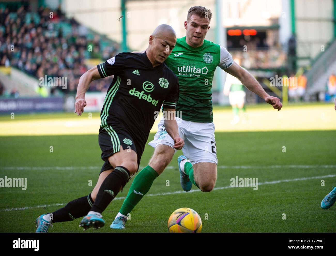 Edimburgo, Regno Unito. 27th Feb 2022. EASTER ROAD STADIUM, EDINBURGH, SCOTLAND - FEBBRAIO 27: Celtic's Japanese Forward, Kyogo Furuhashi si allontana dal HibsÕ Right-back, Chris Cadden, durante la partita della Cinch Scottish Premiership tra l'Hibernian FC e il Celtic FC il 27 febbraio 2022 a Edimburgo, Regno Unito. ( Credit: Ian Jacobs/Alamy Live News Foto Stock